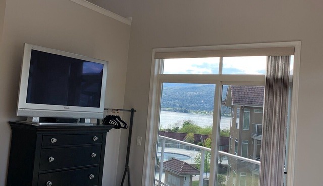 Top floor unit in Discovery Bay with lake views from the patio!