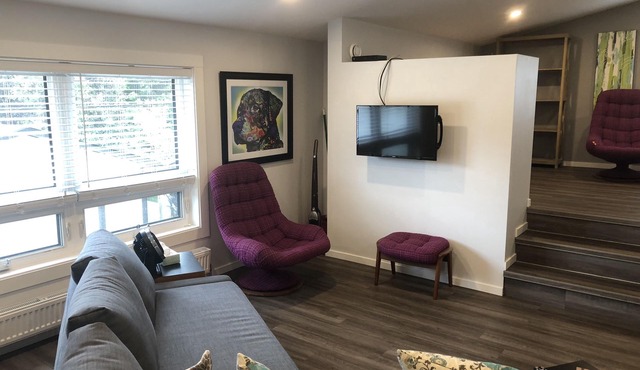 Top loft garage suite close to Whyte Ave & University. Quick access to Downtown.
