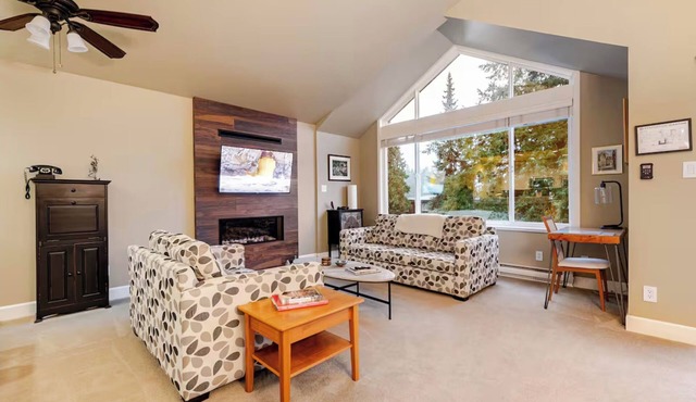 Top-Rated 2BR Mountain View Suite — Modern, Quiet Escape Near Nature & City
