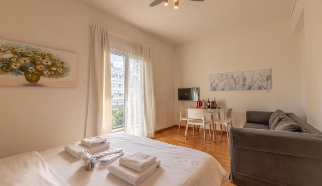 Top sightseeing 3rd floor studio on a paved road!