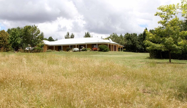 Topsy's Corner - large rural house near Orange