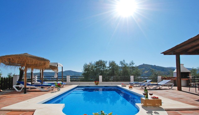 Torcal 1 - Magnificent Villa for 8 People, Heated Pool, A/C, WIFI, Pet friendly!