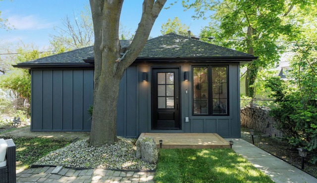 Toronto Tiny House Close to Downtown, Rogers Centre, RBC Amphitheatre, Go Train