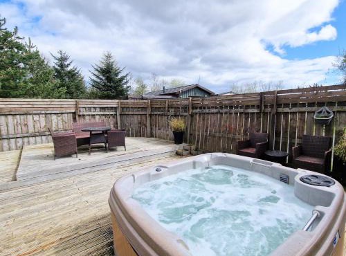 Torridon 1 with Private Hot Tub - Fife - Loch Leven - Lomond Hills- Pet Friendly