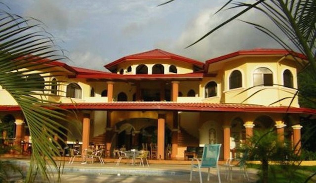 Toucans, Mountains & Waterfalls! Jungle Villa, 5-8 BR, with full staff.