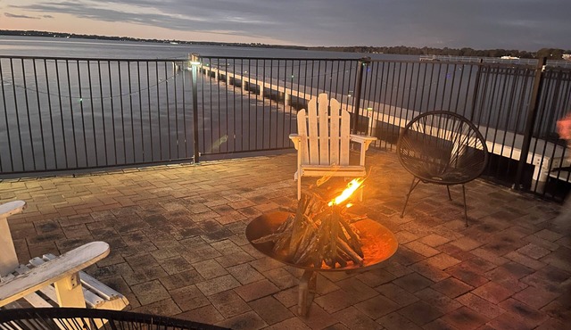 Toukley Waterfront Holiday Home perfect for mutligenerational families,Sleeps 14