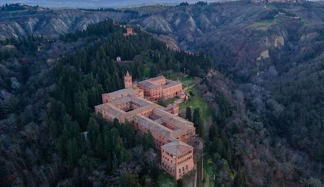 Tour with Priority Entrance in Tuscany Abbey and Tasting
