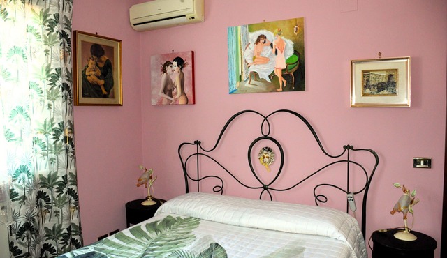 Tourist accommodation in villa with garden and private parking in Rome