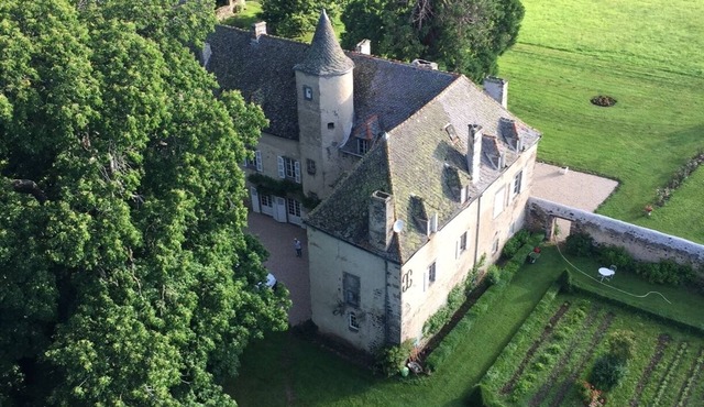 Touristy Auvergne- Self catering house with garden
