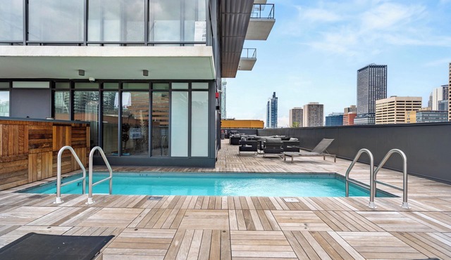 Tower Views w AC, Dining, Private Patio