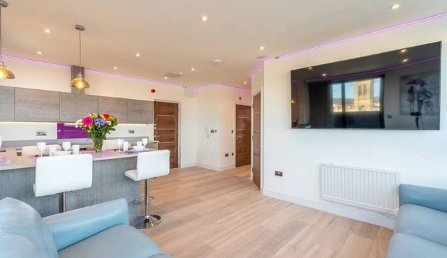 Town Centre Penthouse with Hot Tub 22