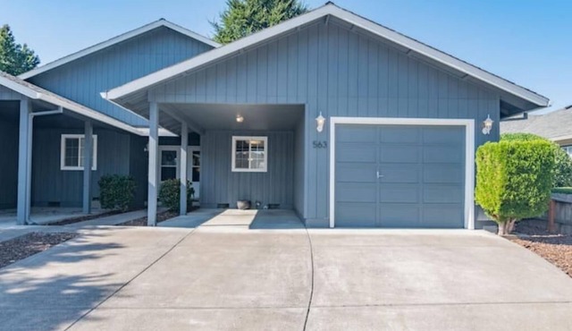Townhouse 2 bed 2 bath fenced backyard garage park