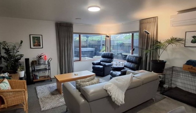 Townhouse Haven - Modern, Spa, close to Nelson Central! Pets welcome.