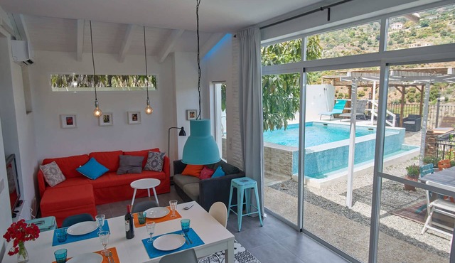 Townhouse w private pool & garden, mountain views, A/C, WiFi, Netflix