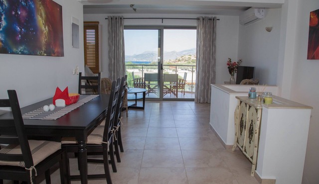 Townhouse with Stunning Bay and Mountain Views