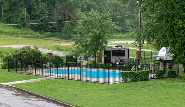 Townsend Riverfront Retreat・Pool Access・Firepit