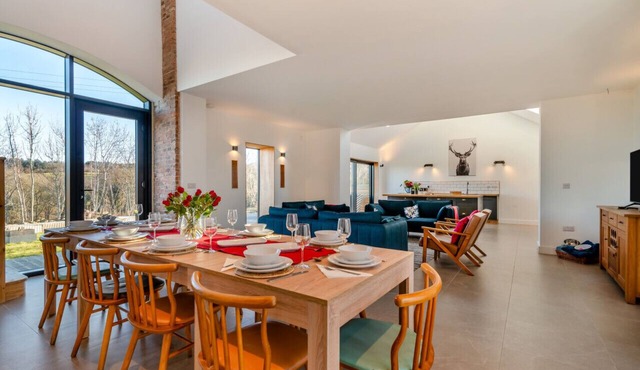 Tractor Store - Five Bedroom House, Sleeps 10