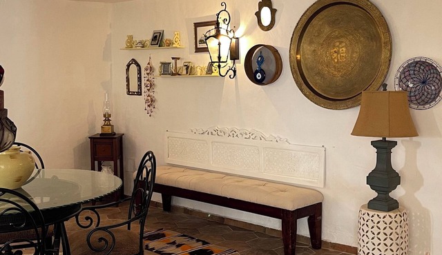 Tradition antique Arabesque style home Hammamet, pool, AC, 15 min walk to beach