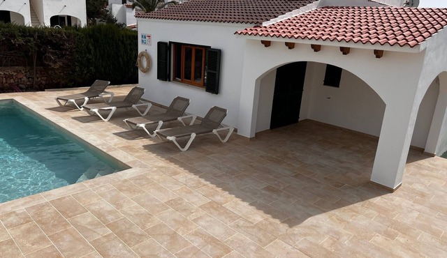 Traditional holidayhouse in a prime location of Cala Blanca/Ciutadella with pool