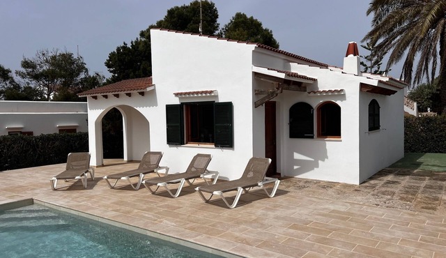 Traditional holidayhouse in a prime location of Cala Blanca/Ciutadella with pool