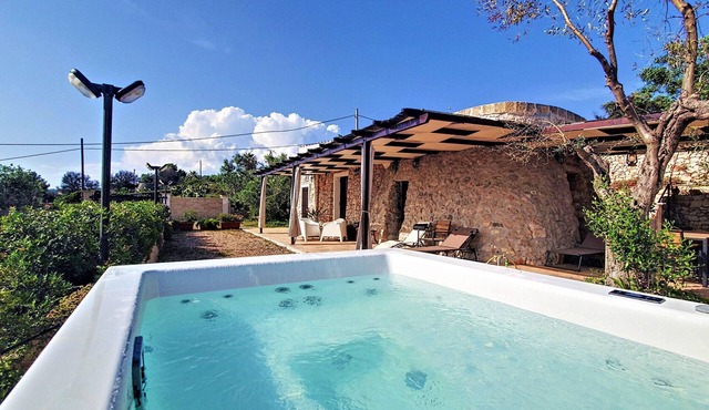 Traditional 3-unit estate, jacuzzi & beach access