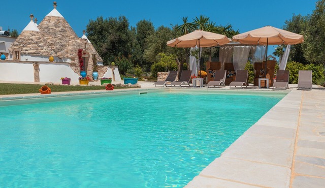 Traditional Round House with Wi-Fi, Air Conditioning, Pool & Garden