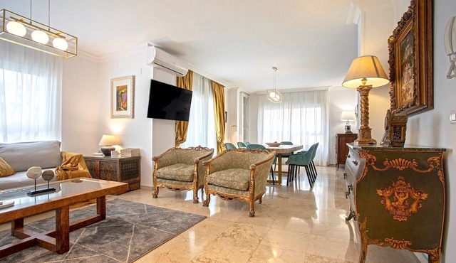 Traditional 4 bedrooms apartment in the center of Granada. Martinez Campos