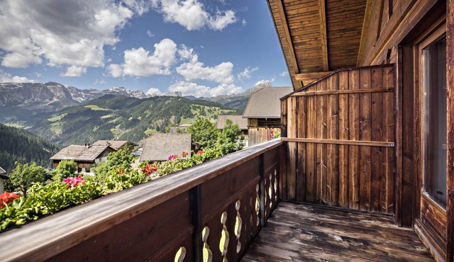 Traditional Apartment "Confolia 2" with Balcony, Mountain View & Wi-Fi