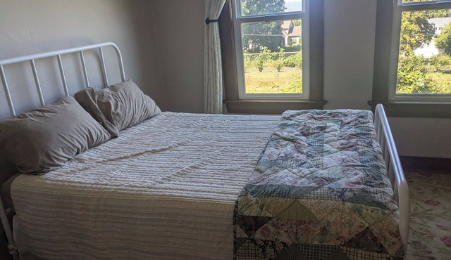Traditional bed & breakfast in Snohomish with comfy bed, private bathroom, WiFi