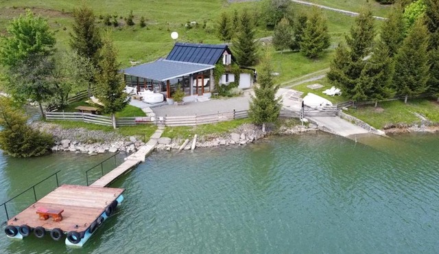 Traditional Casa Pescarului langa lac cu ponton