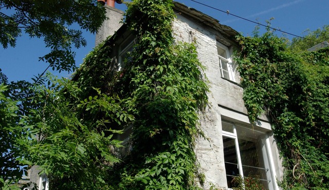 Traditional Charming Cottage Above Sandy Beach - a welcoming Family Holiday Home