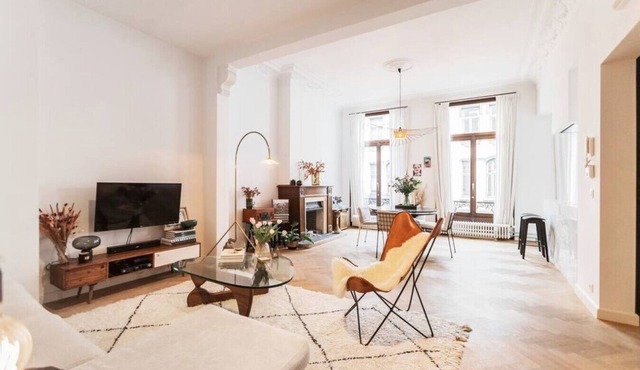 Traditional chic high ceilings apt w Aircos/Garage