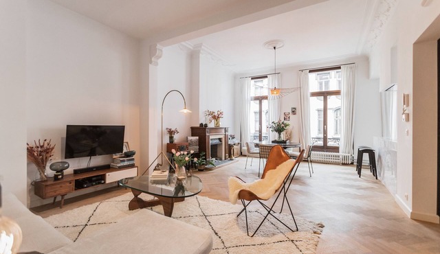 Traditional chic high ceilings apt w Aircos/Garage