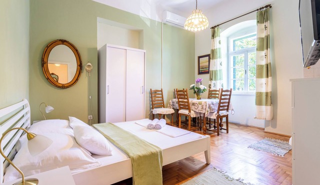 Traditional Dalmatian apt., 3 min walk to beach