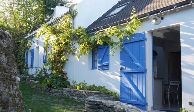 Traditional house near the beach in Samzun, Locmaria