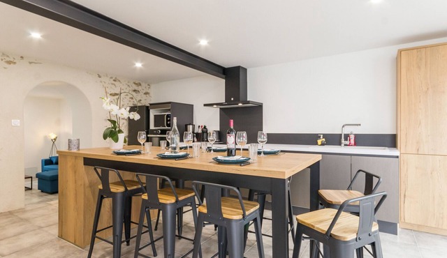 Traditional House with Terrace near Clisson, Perfect for Family Stays