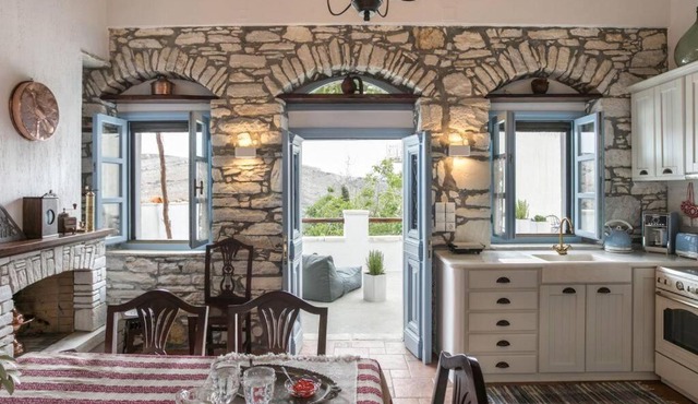 Traditional Inn Pirethron
