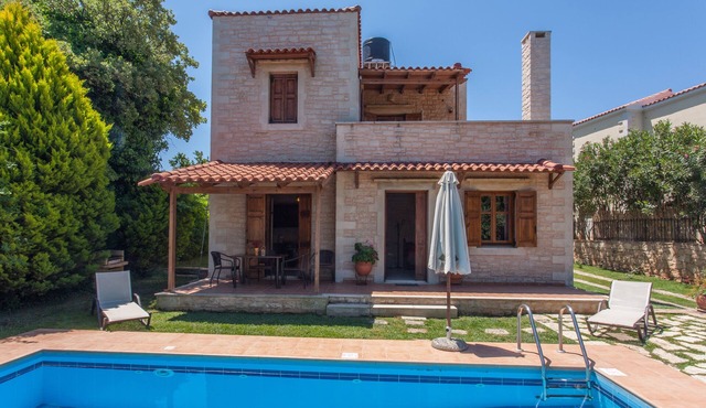 TRADITIONAL STONE BUILD HOME NEAR BEACH WITH WI-FI AND PRIVATE POOL