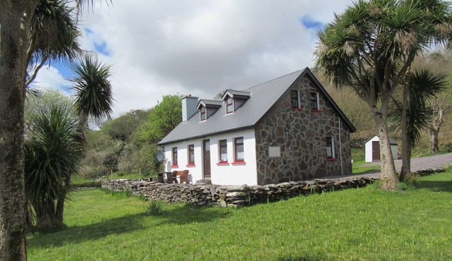 Traditional style Cottage in a quiet location close to the Kenmare Bay