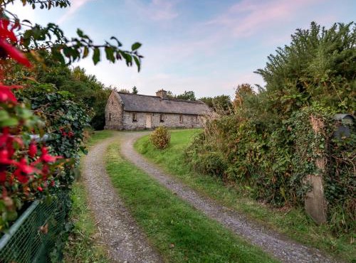 Traditional style thatched cottage in Kenmare