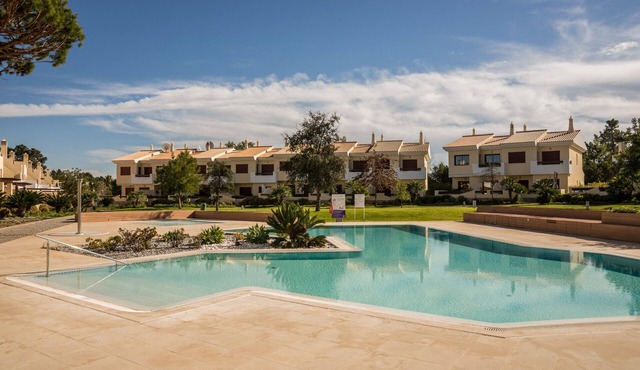 Traditional Townhouse in Vila Sol by Ideal Homes
