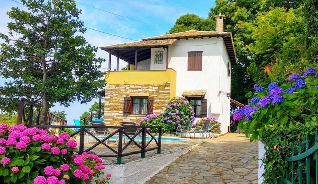 Traditional Villa with Private Pool in Pelion