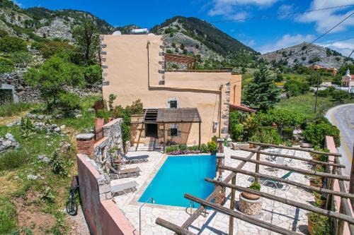 Traditional Villa with pool in Sfakia