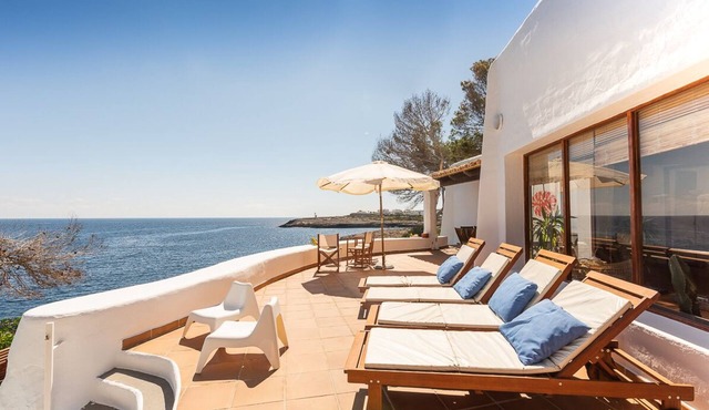 traditionell villa with pool, garden, at the sea