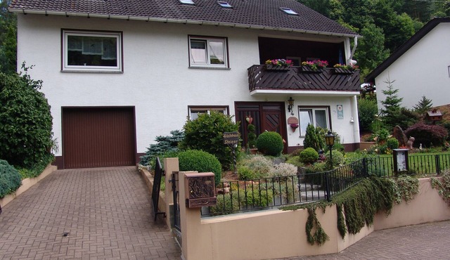 traffic-free, quiet site, terrace, BBQ cottage,relaxing greens,for allergic pers