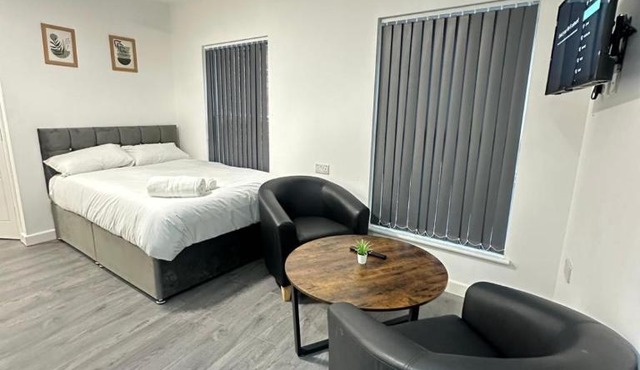 Train Station Spacious Apartments - Free Wifi, Netflix & Paid Parking Opposite