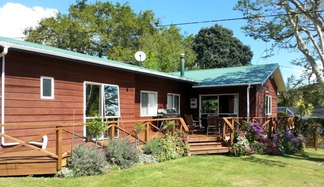 Tramway Cottage, 20 minute drive to Whangapoa and New Chums Beach