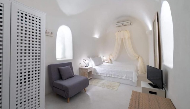 Tranditional Cave House In The Heart of Fira-Santorini