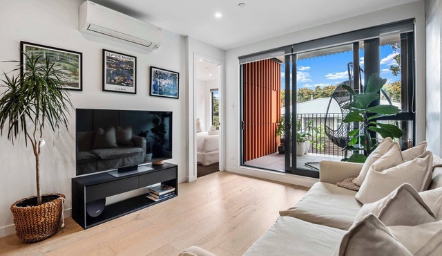 Tranquil 2 Bd Apt with AC, WIFI, & 10 min from CBD