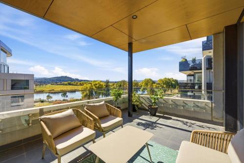 Tranquil 2-Bed with Water View